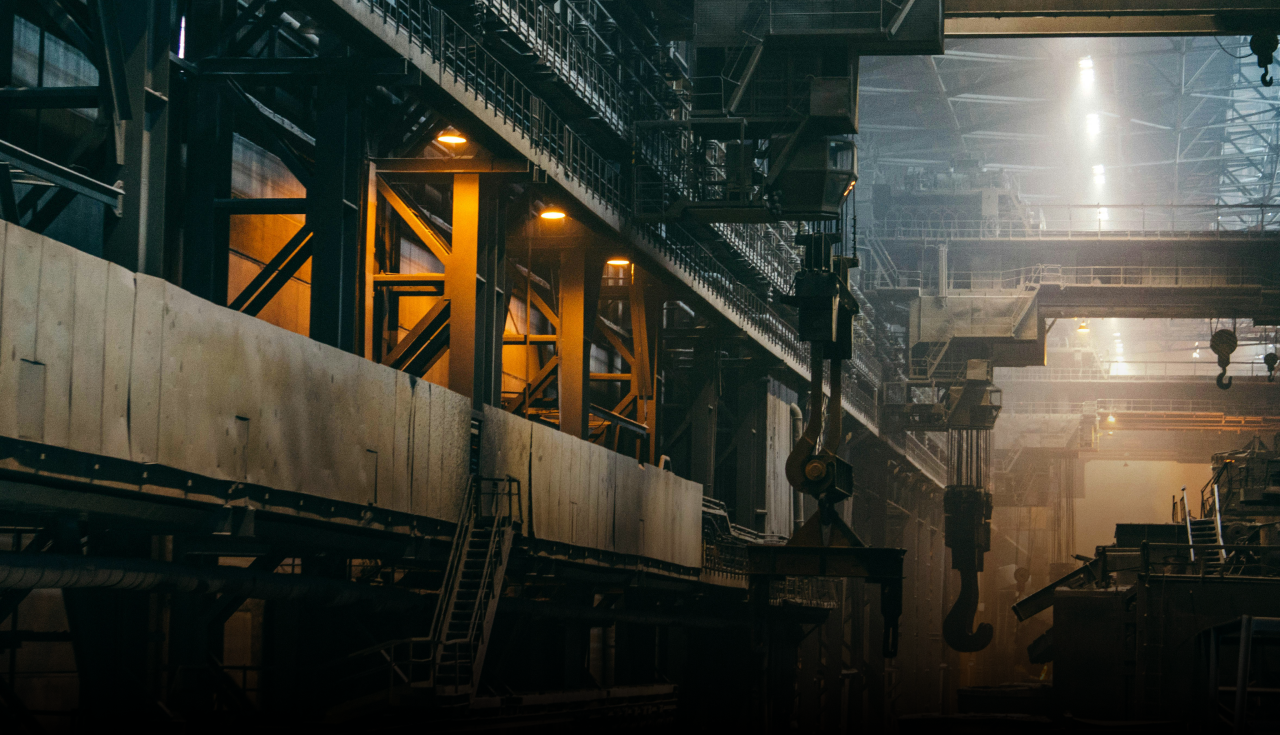 Photo bâtiment usine dans l'obscurité et avec machines 