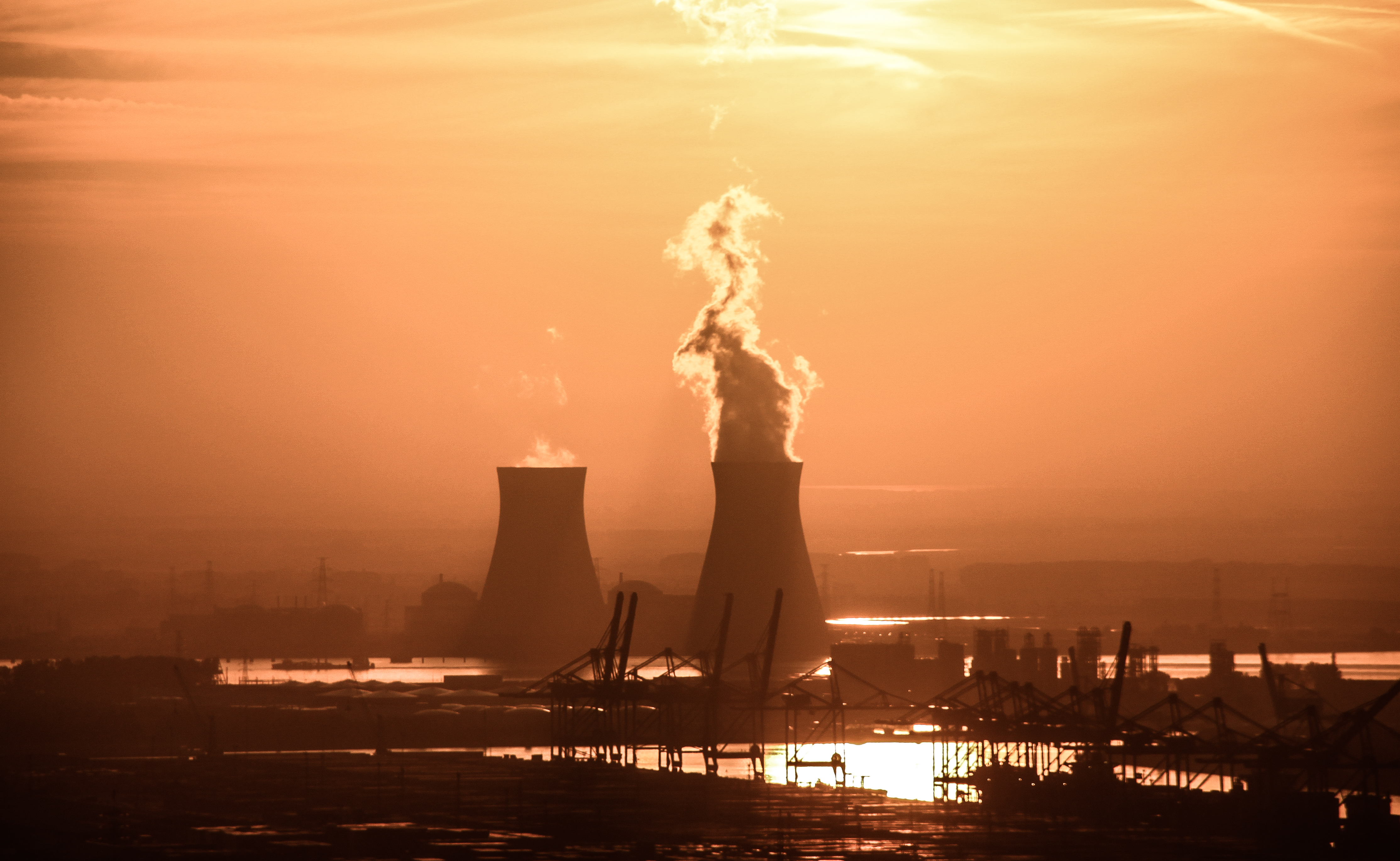 centrale nucléaire avec coucher de soleil 